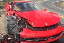 Ferrari 458 Italia “nát đầu” khi chạy với tốc độ cao