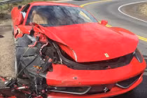 Ferrari 458 Italia “nát đầu” khi chạy với tốc độ cao