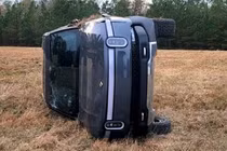 Chủ xe bán tải điện Rivian R1T “méo mặt” vì xe quá dễ bị lật