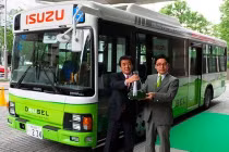 Xe bus đầu tiên trên thế giới chạy bằng... tảo biển