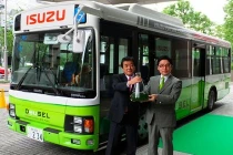 Xe bus đầu tiên trên thế giới chạy bằng... tảo biển