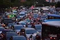 Dòng người ùn ùn rời thành phố đi nghỉ lễ 30/4 - 1/5