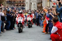 Xế đua MotoGP của đội Ducati “quậy tung” đường phố Ý