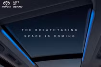 Toyota Innova 2023 tiếp tục lộ nội thất với cửa sổ trời toàn cảnh 