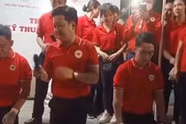 Trường Giang ghi điểm bởi hành động cực lễ phép với người lớn tuổi