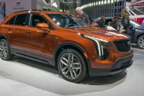 Cadillac XT4 mới giá 816,7 triệu “đấu” Mercedes-Benz GLC