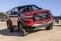Toyota Hilux GR Sport 2023 đã đủ sức "đấu" với Ford Ranger Raptor?