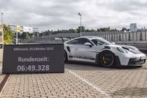 Porsche 911 GT3 RS 2023 lập kỷ lục thế giới mới tại trường đua Nurburgring