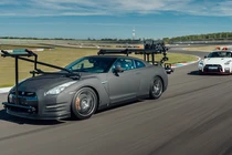 Xe quay phim Nissan GT-R chạy nhanh hơn cả xe đua