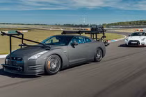 Xe quay phim Nissan GT-R chạy nhanh hơn cả xe đua