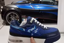 Minh Nhựa tậu giày và nón Pagani Huayra "sẹc tông" hơn 10 triệu đồng