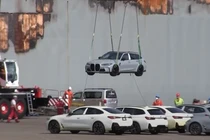 BMW ngăn chặn xe trục vớt từ tàu Fremantle Highway bán ra thị trường