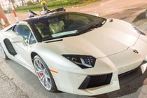 Siêu xe Aventador mui trần giá 26 tỷ ra biển ở Hà Nội