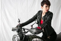 Tóc Tiên cực “ngầu” bên bạn diễn Ducati Scrambler 