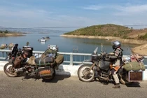 Cặp đôi bán hết tài sản đi môtô vòng quanh TG đến VN