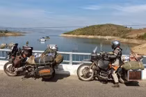 Cặp đôi bán hết tài sản đi môtô vòng quanh TG đến VN