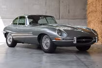 Jaguar E-Type vứt 30 năm trong rừng được "tái sinh" như mới