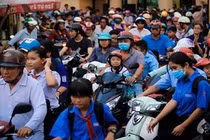 Luồn lách, lườm nguýt như cơm bữa ở cổng trường