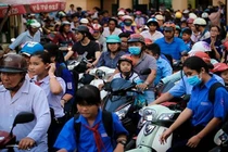 Luồn lách, lườm nguýt như cơm bữa ở cổng trường