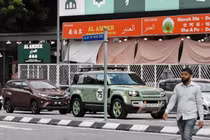 "Tóm gọn" Land Rover Defender hơn 7 tỷ của đại gia Việt ở Malaysia 