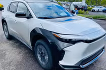 Toyota bZ4X chạy điện nhìn sang chảnh, nhưng trang bị lại "bình dân"