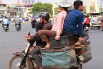 Xem người Việt "làm xiếc" với xe máy trên phố