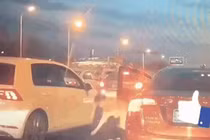 Clip: Ném rác xuống đường, tài xế bị cô gái “tặng” một bài học