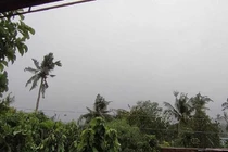 Bão mạnh tấn công Philippines, hàng chục ngàn người vừa chạy vừa lo Covid-19