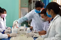 Thầy cô giáo pha chế nước sát khuẩn phát miễn phí cho cả trường