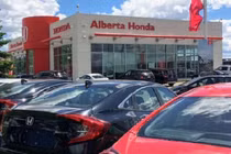 Sa thải nhân viên mặc áo xuyên thấu, đại lý Honda bị kiện 