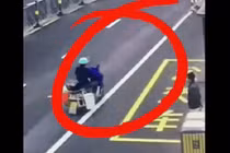 Clip: Quên mũ bảo hiểm, người bán cá dùng “chiêu độc” qua mặt cảnh sát