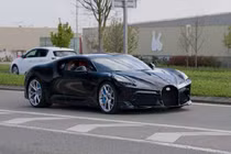 Siêu xe Bugatti La Voiture Noire 429 tỷ đồng lần đầu xuống phố