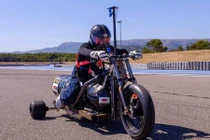 Xe môtô 3 bánh chạy 261 km/h chạy bằng… nước mưa