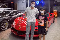 Chồng cũ Lệ Quyên "rủ" con trai đi nhận Ferrari SF90 Stradale 30 tỷ