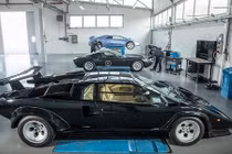 Đột nhập xưởng phục chế “siêu bò” Lamborghini 