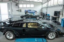 Đột nhập xưởng phục chế “siêu bò” Lamborghini 