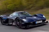 Siêu xe Aston Martin Valkyrie đầu tiên xuất hiện trên đường phố