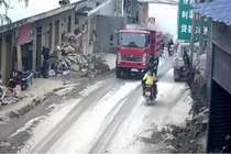 Cửa sau xe tải bất ngờ bật mở, đập trúng 3 người đi xe máy