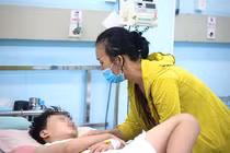 Phụ huynh bật khóc khi con mắc sốt xuất huyết nặng