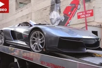 Chris Brown mặc áo rách tới nhận siêu xe 4 tỷ