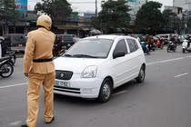 Ôtô và xe máy đi sai làn đường sẽ bị phạt bao nhiêu?