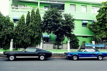 "Soi" bộ đôi hàng hiếm Ford Mustang trên phố Sài Gòn