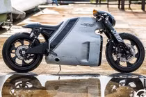 Thợ vườn tự chế siêu môtô Lotus C-01 tiền tỷ từ sắt vụn