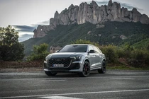 Audi RS Q8 Performance với mặt trời lơ lửng trên Địa Trung Hải