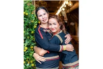 Vừa xây nhà nay H'Hen Niê lại mang cả cọc tiền về báo hiếu bố mẹ