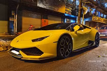 Lamborghini Huracan độ Vorsteiner vàng chanh trên phố Sài Gòn