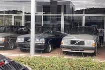 Cả dàn xe Volvo 240 chưa lăn bánh bị "bỏ rơi" hàng chục năm