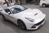 Ferrari F12Berlinetta 21 tỷ lần đầu lăn bánh trên phố Việt