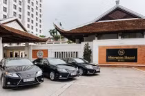 Soi loạt xế sang Lexus ES 350 đón khách VIP tại HN 