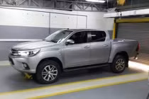 Toyota Hilux mới tiếp tục lộ loạt ảnh chi tiết